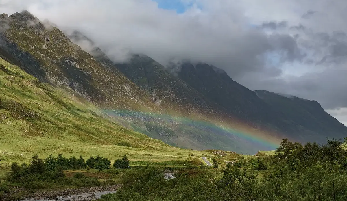 La valle di Glen Coe con un arcobaleno fra le montagne