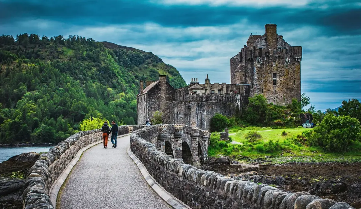 Il ponte di pietra che porta a Eilean Donan Castle