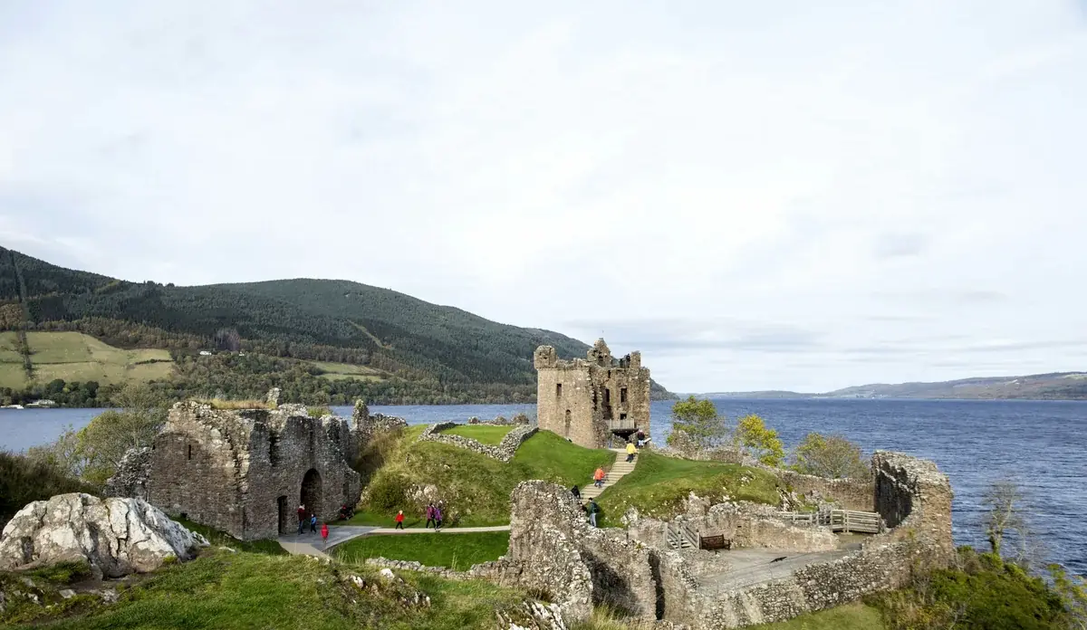 Le rovine del Castello di Urquhart sulla riva del Loch Ness